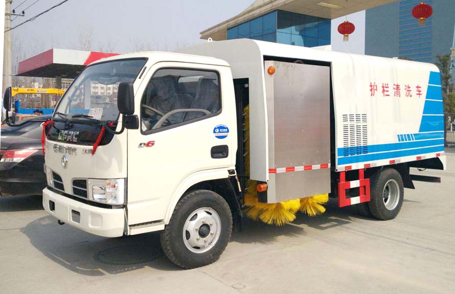 东风3方护栏清洗车